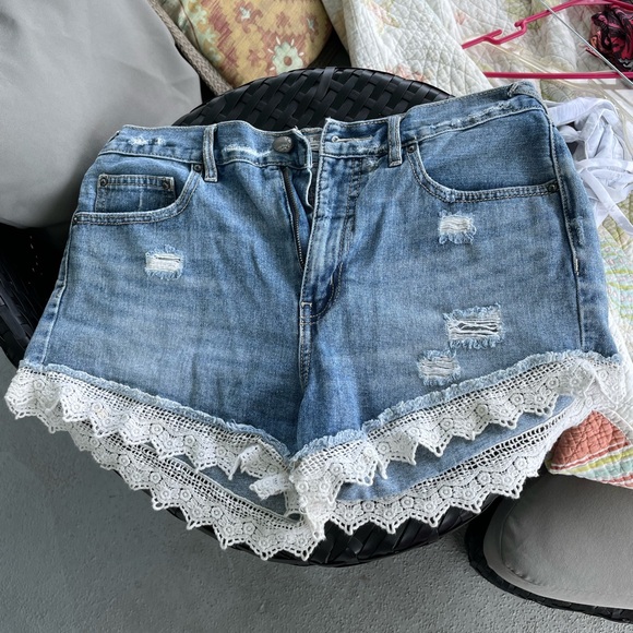 Free People Pants - EUC Free People distressed lace trim shorts size 28
